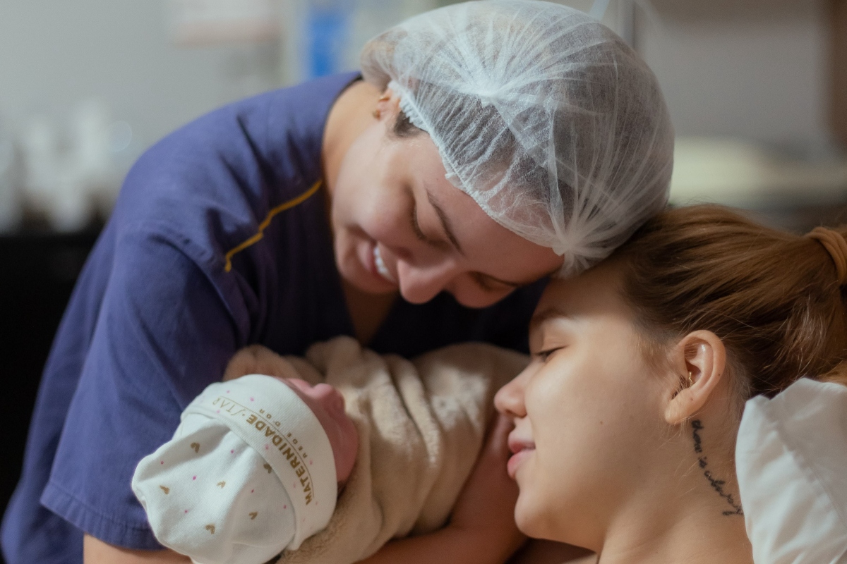 Mari Fernandez e Júlia Ribeiro celebram nascimento da filha